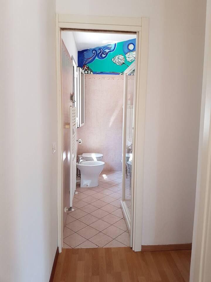 Bagno con box doccia e finestra.